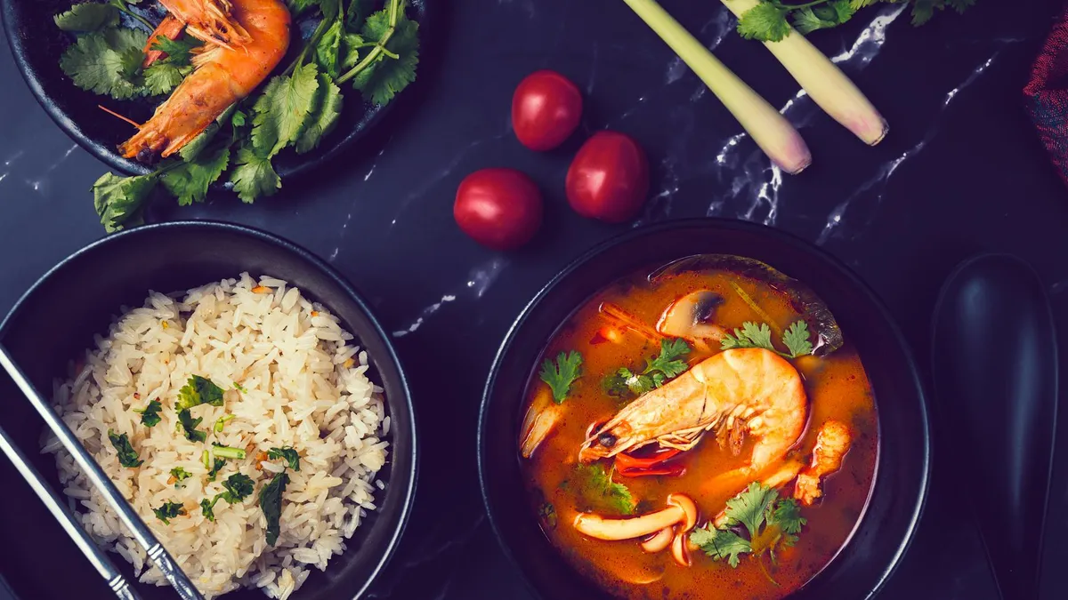Tom Yum tailandés picante y agrio con gambas, champiñones y hierba limón